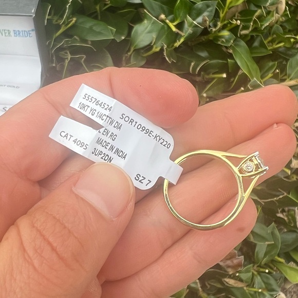 10K yellow gold 1/4 Carat T.W. Round Diamond 10 kt Solitaire Ring size 7 - Picture 10 of 14